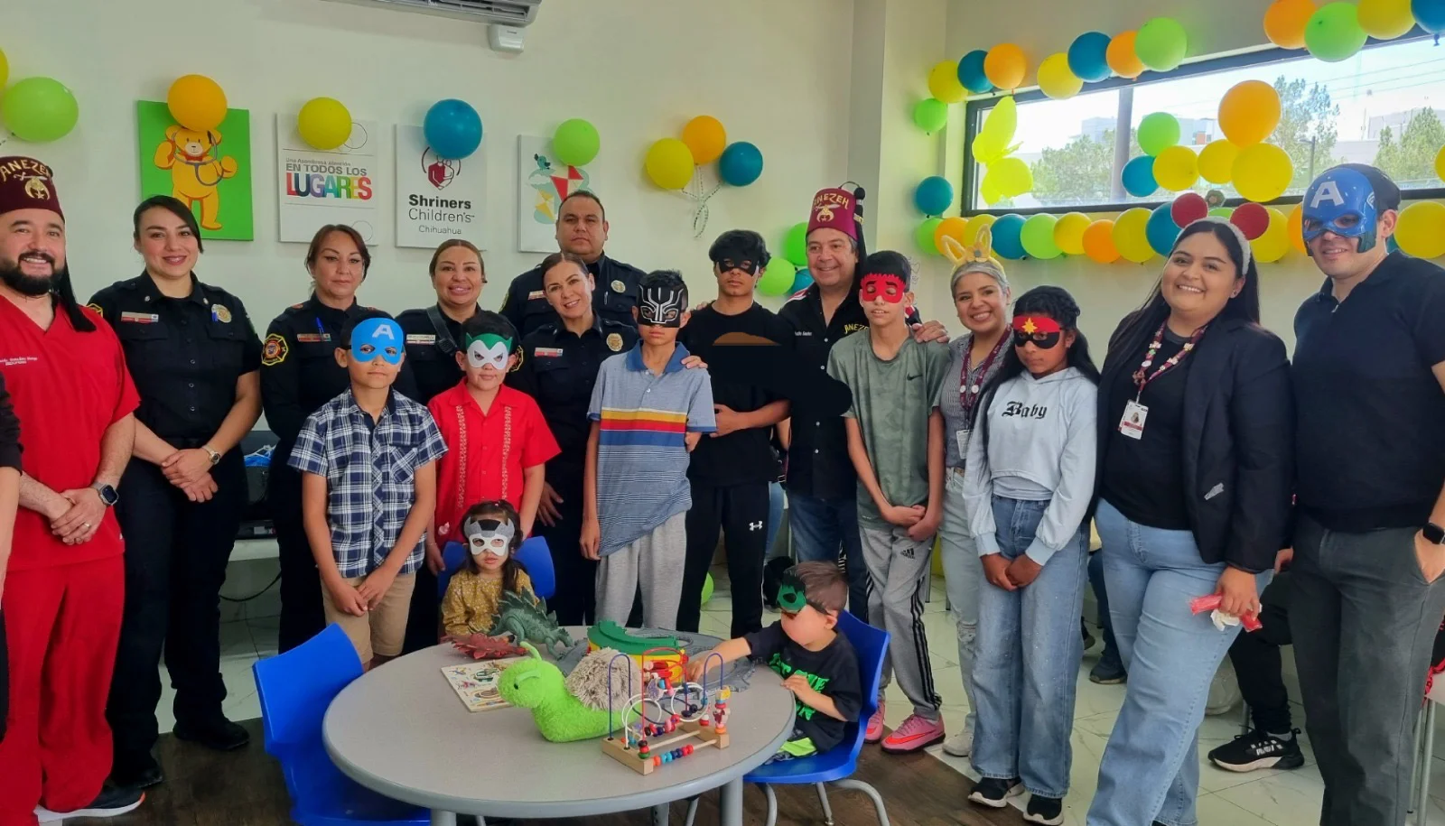 Bomberos celebran el Día del Niño junto a pequeños de la clínica ...