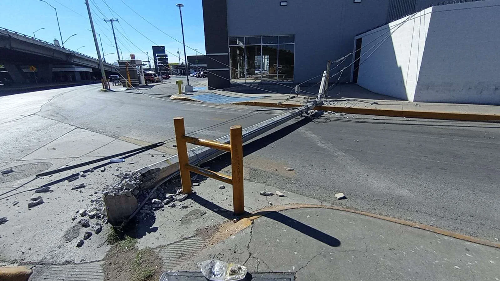 Conductora derriba poste de la CFE en la avenida Tecnológico y provoca ...