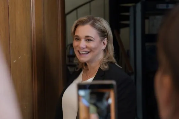 middle-13b75797-760a-479b-9a8d-13b75305c855-7vBSUp321