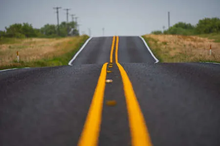 153346930-vista-lateral-de-la-carretera-asfaltada-paisaje-árido-recta-sin-fin
