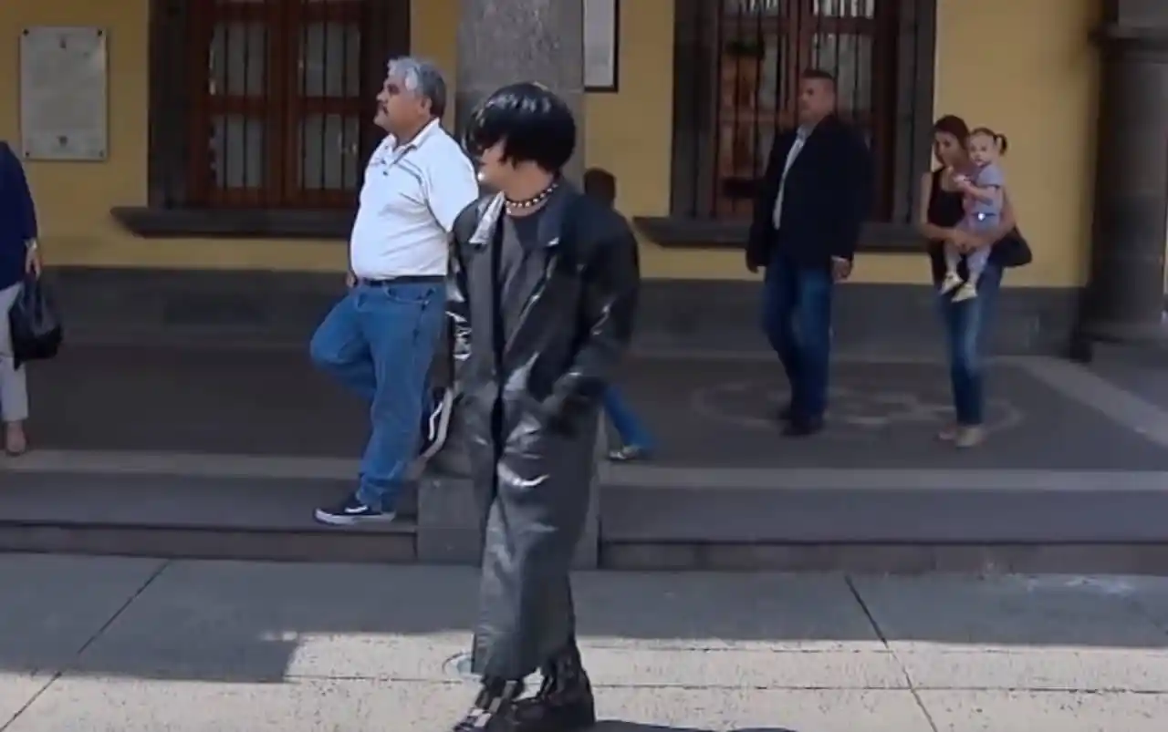 nodal-se-viste-de-emo