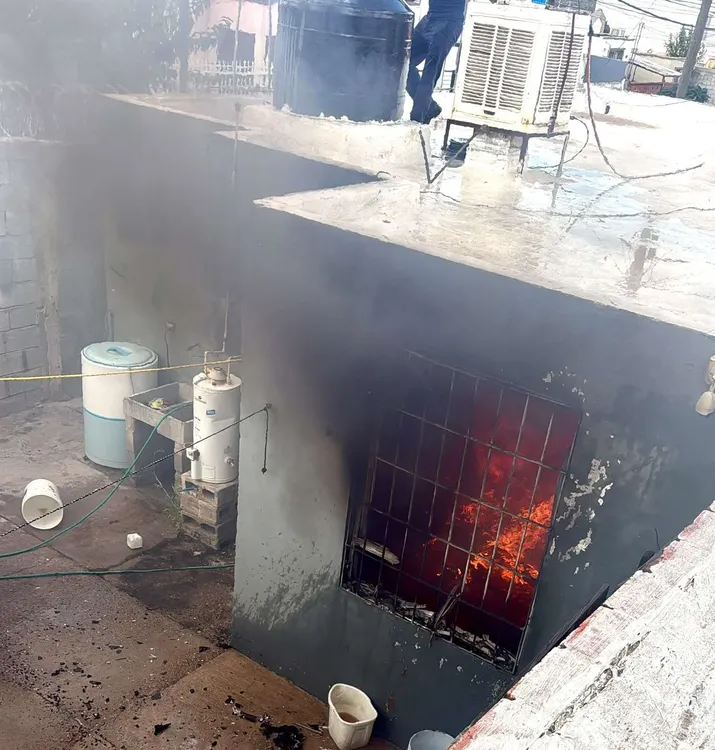 mujer fuego casa
