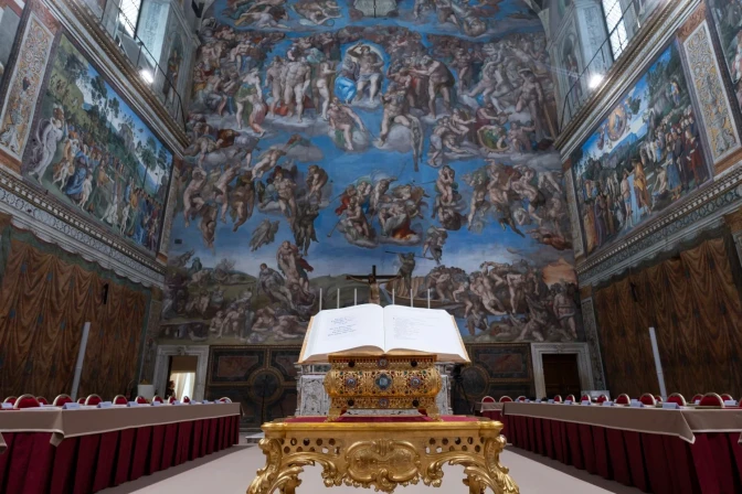 biblia-en-la-capilla-sixtina-vatican-media-070525-1746597139