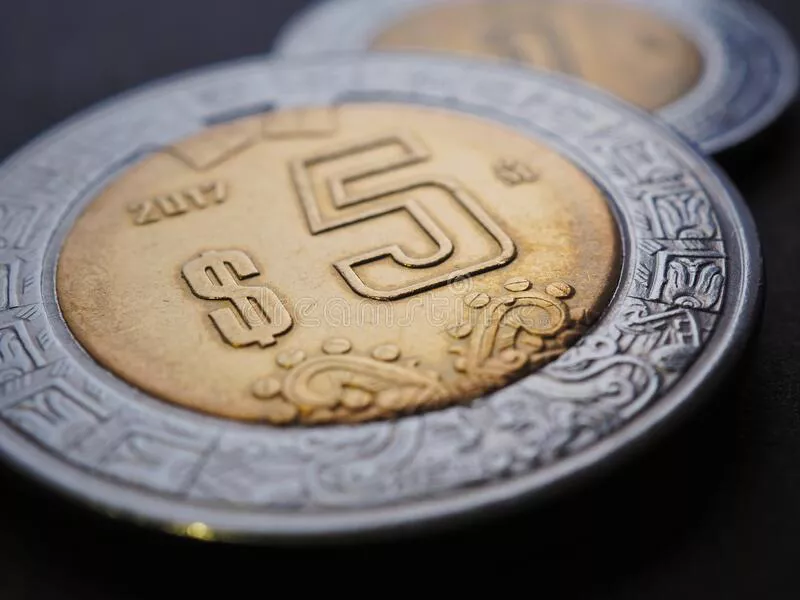 moneda-de-pesos-mexicanos-closet-peso-méxico-noticias-sobre-economía-o-banca-préstamos-y-créditos-salarios-dinero-centrarse-en-251727044