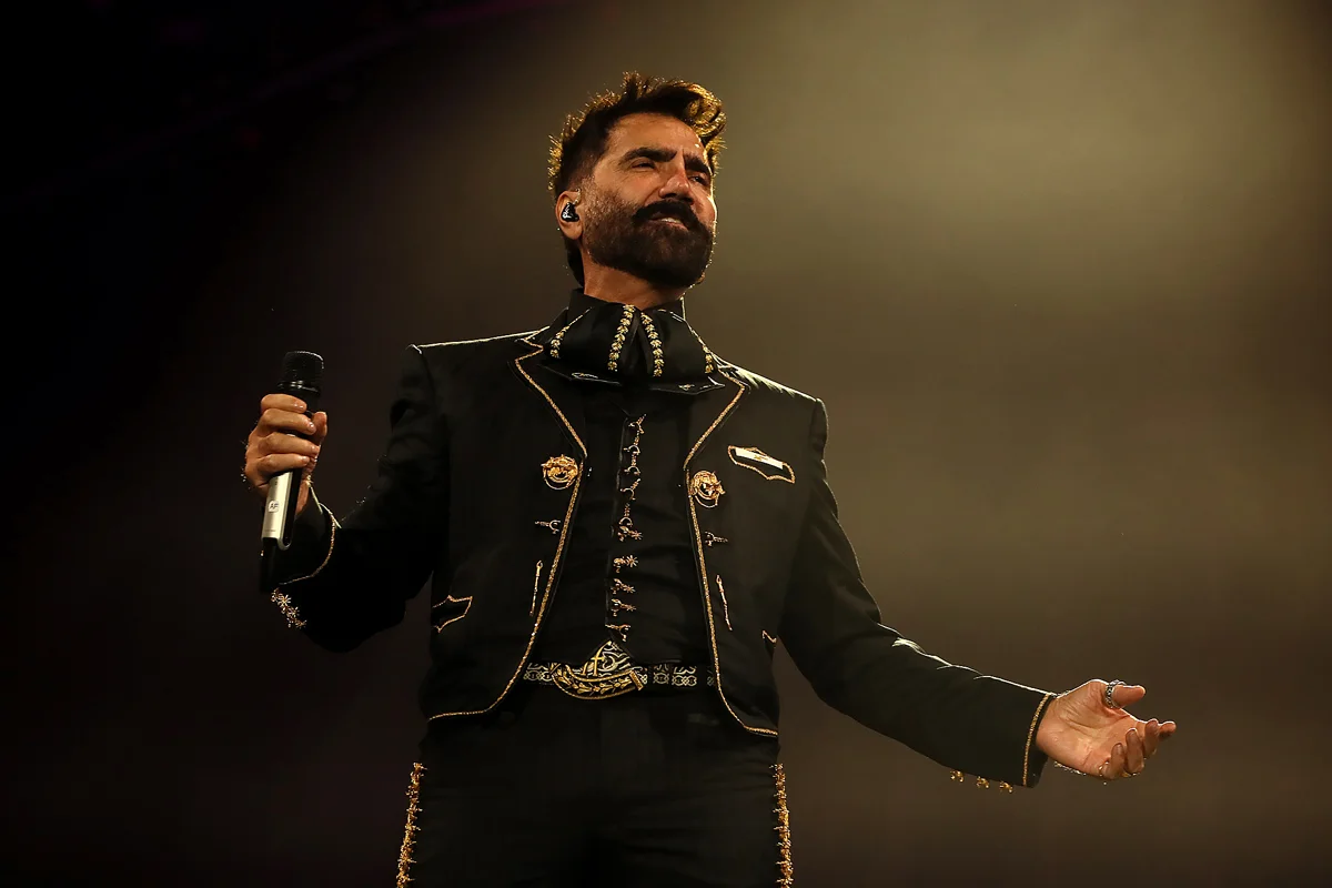 alejandro-fernandez-rinde-homenaje-a-su-padre-con-de-rey-a-rey-3