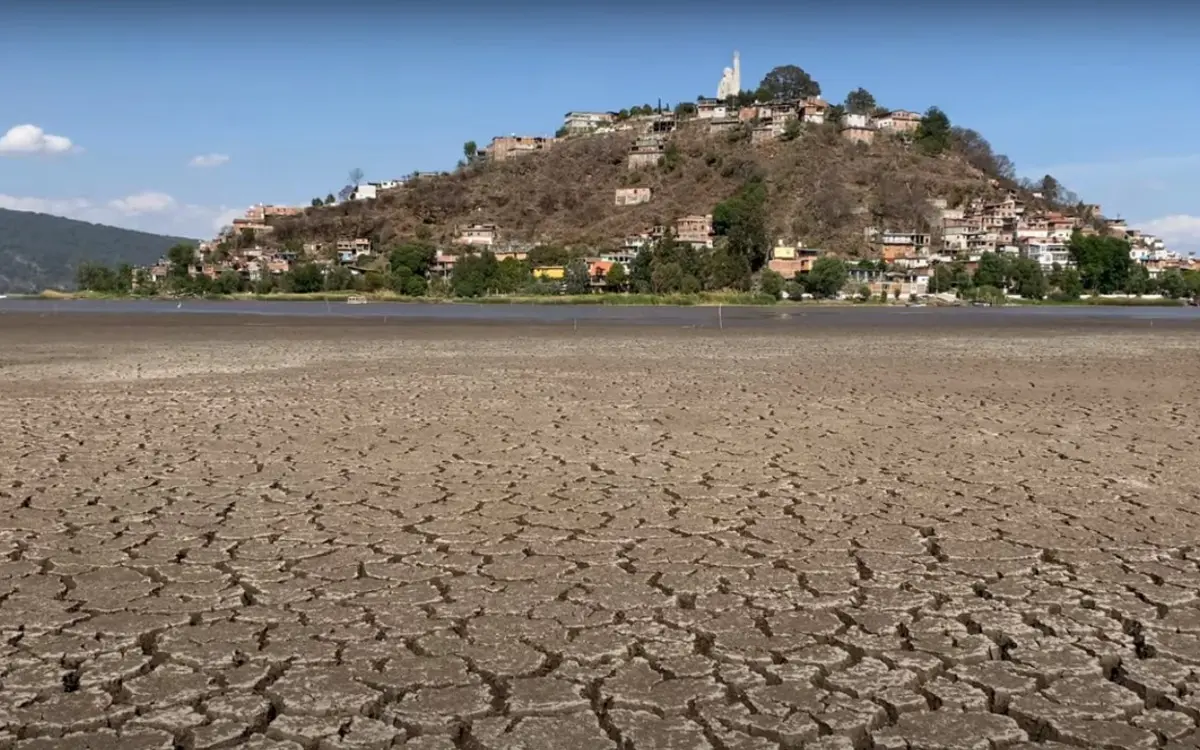 Lago-Patzcuaro-luce-desertico-Janitzio-casi-llega-caminando-Video-12042024