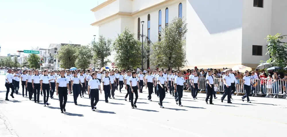 invitan desfile