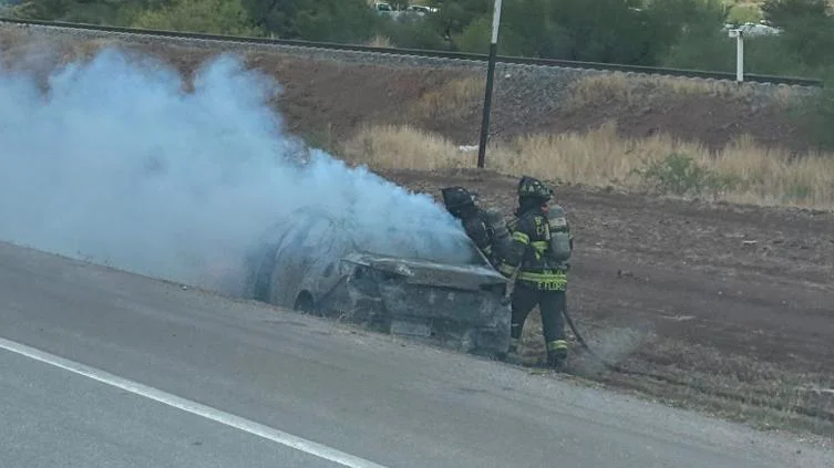 AUTO ARDE